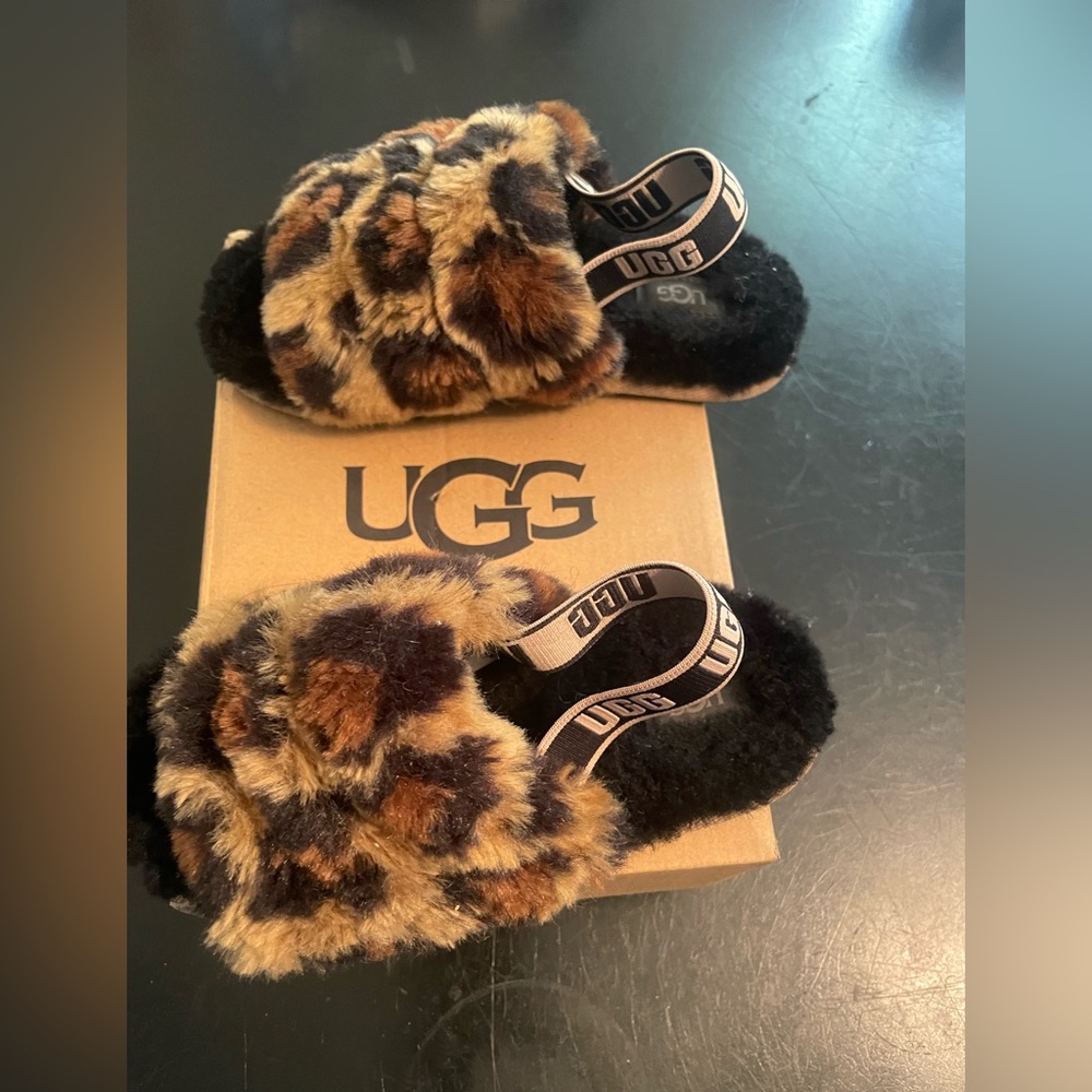 Ugg shoe / slipper - with shoe box. ( perfect for you little girl )